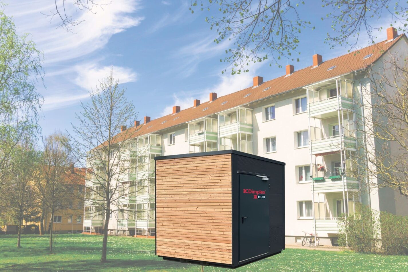 Dimplex X HUB Außeneinheit vor Mehrfamilienhaus – kompakte Energiezentrale für nachhaltige Heiztechnik in Wohngebäuden.