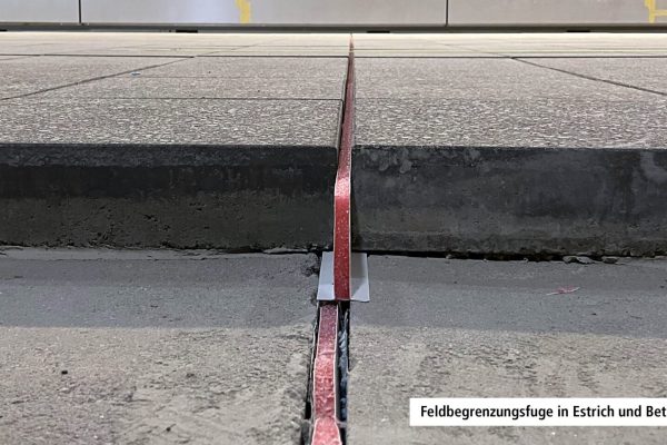 Feldbegrenzungsfuge im Querschnitt einer Bodenkonstruktion aus Estrich und Betonwerksteinbelag.