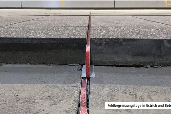 Feldbegrenzungsfuge im Querschnitt einer Bodenkonstruktion aus Estrich und Betonwerksteinbelag.