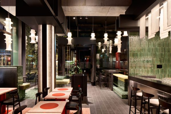 Modernes Restaurant mit Pendelleuchten, angebunden an ein intelligentes JUNG KNX-System via DALI-Gateway.