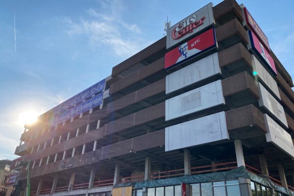 City Center Altzustand vor der Sanierung mit der Fassade des Offenbacher Gebäudes, KFC-Schild und Werbebanner.