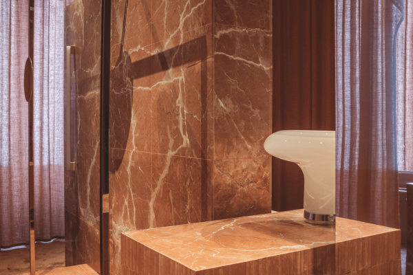 Modernes Kaldewei Bad-Design mit roter Marmorwand, Dusche und Marmor-Waschtisch auf der Casa Decor 2026.