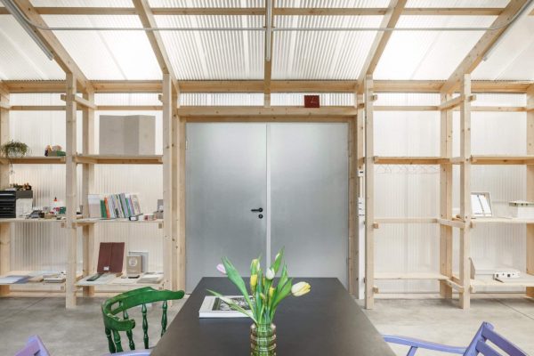 Innenausbau der denkmalgeschützten Maschinenhalle Leipzig mit moderner Holzstruktur und lichtdurchlässigen Wänden.