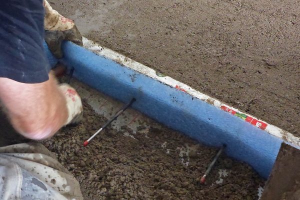 Fuge im Türdurchgang mit stabilisierenden Höhenversatzeisen für eine fachgerechte Ausführung im Estrich.