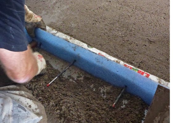 Fuge im Türdurchgang mit stabilisierenden Höhenversatzeisen für eine fachgerechte Ausführung im Estrich.