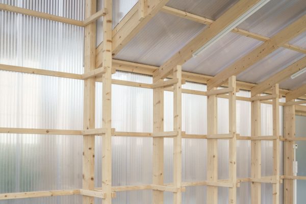 Leichte Holzkonstruktionen mit transluzenten Polycarbonat-Stegplatten bilden helle thermische Einheiten.