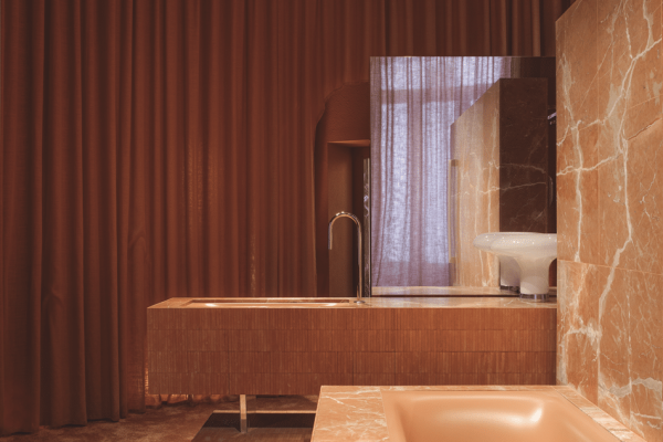 Luxuriöses Bad-Design im Casa Decor 2026 Space Kaldewei mit Marmor-Badewanne und warmen Erdtönen.
