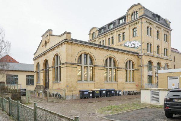 Gelbe Backsteinfassade der ehemaligen Maschinenhalle eines Umspannwerks im Leipziger Stadtteil Connewitz.