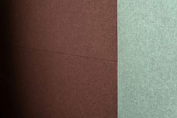 Detailansicht der Durach Sonic-Unity mit präzisem Stoffübergang zwischen braunem und grauem Akustikgewebe.