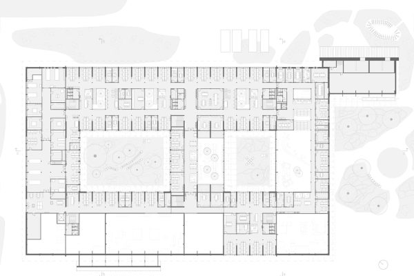 Detaillierter Floor Plan eines modernen Bürogebäudes mit Büros, Besprechungsräumen und begrünten Innenhöfen.