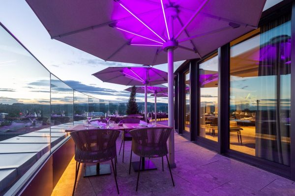 PALAZZO Noblesse Großschirme mit lila LED-Licht auf der Terrasse des Restaurant Attica in Frauenfeld bei Sonnenuntergang