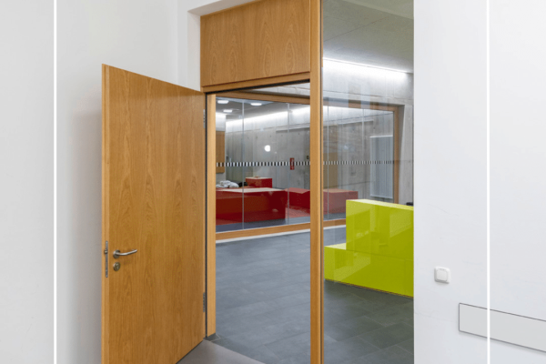 Geöffnete Innentür mit Oberfläche aus europäischem Eichenfurnier in Natur-Optik und moderner Architektur.