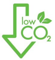 Öko-Hinweis für Fachleute: Nur jene Maxit-Produkte erhalten das „low CO2“-Logo, die mit dem neuen, ökologischen Zugschlagstoff „Pflanzkohle“ ausgestattet sind und damit wesentlich zur Einsparung von CO2 beitragen. Im Falle des Leichtputzes „maxit ip 18 ML C“ sind es stattliche 150 Kilogramm, die langfristig im Leichtputz gespeichert werden. © maxit