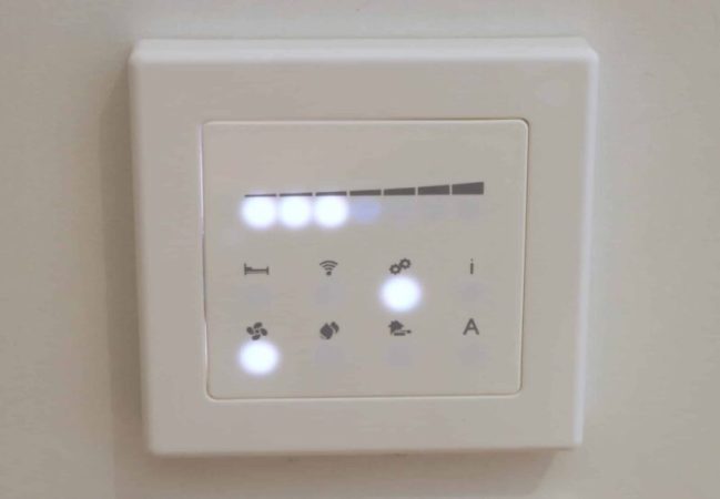 Das neue Bedienpanel ermöglicht durch zusätzliche Lüftungsstufen und Betriebsmodi noch individuellere Einstellungsmöglichkeiten. © Leipfinger-Bader GmbH