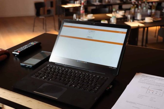 Die Fernwartungsfunktion bietet drei verschiedene Einstellungsebenen. Nutzer haben Zugriff auf grundlegende Steuerungsfunktionen, während Administratoren unter anderem die nutzbaren Bedienoptionen festlegen können. Übergeordnet erlaubt eine Zugriffsoption den Servicemitarbeitenden von Leipfinger-Bader die Diagnose und Störungsbehebung aus der Ferne. © Leipfinger-Bader GmbH