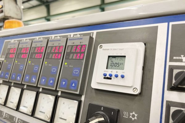 Industrielle Steuerung einer Battenfeld Maschine zur Überwachung komplexer Abläufe in der modernen Produktion.