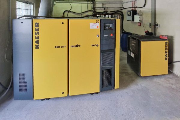 Gelber Kaeser ASD 35 T Kompressor in der industriellen Produktion zur effizienten Druckluftversorgung.