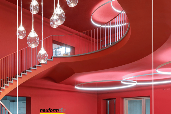 Modernes rotes Treppenhaus mit stilvoller Beleuchtung und hochwertigen integrierten Türsystemen von neuformtür.