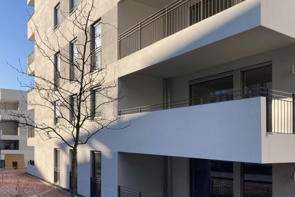 Sockel-Steinwolledämmung an einem modernen Balkon zur effizienten Vermeidung von Wärmebrücken an der Fassade.