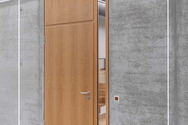 Holz-Umfassungszargen kombiniert mit einer Holztür in einer Sichtbetonwand für vielseitige Wandtypen.