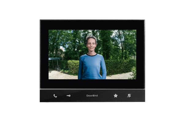 DoorBird Innenstation A1103 Schwarz zeigt eine Besucherin auf dem Display vor einem grünen Hintergrund.