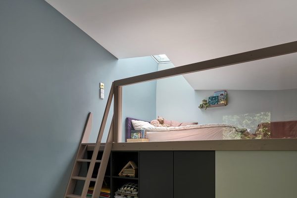 Modernes Kinderzimmer im ADA House von mencke&vagnby mit Hochbett, Leiter und hellem Dachfenster.