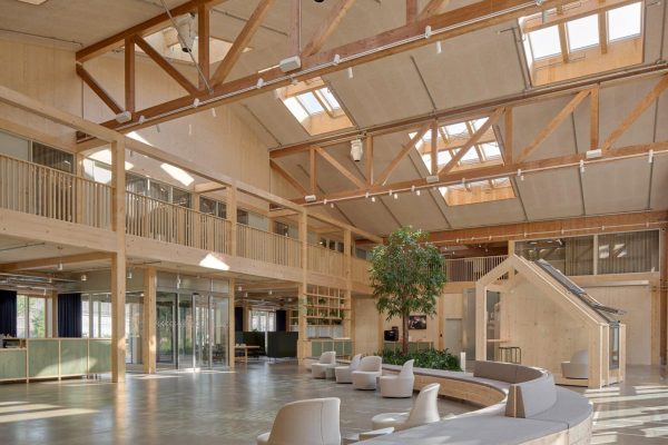 Lichtdurchflutetes Atrium im LKR Innovation House Bürogebäude 3 mit markanter Holzbauweise und Sitzbereichen.