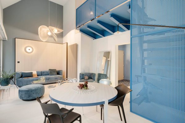 Modernes Wohnzimmer mit blauem Lochblech und platzsparender Treppe von EeStairs für 4 Quadratmeter Raumgewinn.