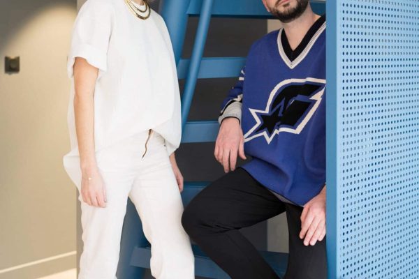 Alix Reymond & Maxime Teruel in einem modernen Interior mit einer markanten blauen Stahltreppe als Design-Element.
