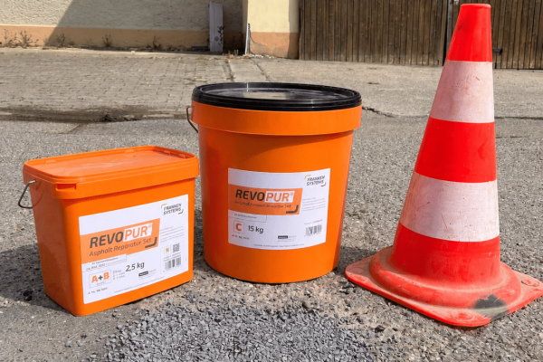 Asphalt Reparatur Set mit eingestreutem Splitt für die gewünschte Rauigkeit und optische Anpassung der Oberfläche.