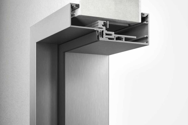 Moderne Aluminiumzarge im Querschnitt an einer hellen Wand montiert für minimalistisches Design.