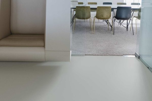 Harmonisch abgestimmte Bodenflächen unterstützen die ruhige Formensprache moderner Büroarchitektur