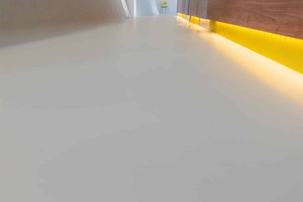Dezente Farbgebung und fugenlose Übergänge erzeugen ein ruhiges, architektonisch abgestimmtes Gesamtbild