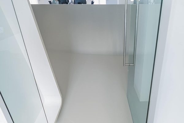 Die matte Oberfläche reduziert Lichtreflexionen und unterstützt eine angenehme Arbeitsatmosphäre