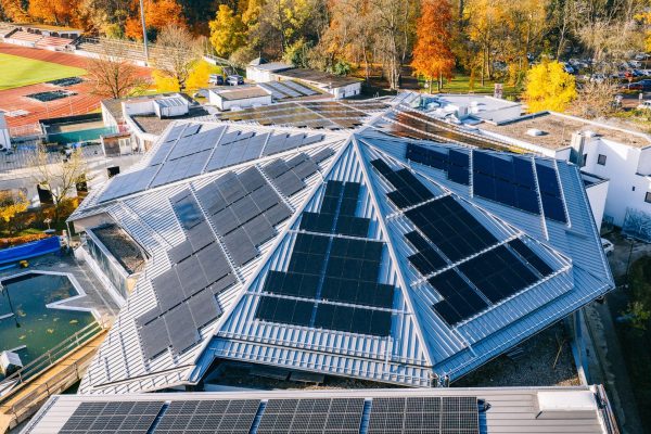Sanierung am Jordan Badepark Kaufbeuren: Modernes Stehfalzdach mit großflächiger Photovoltaik-Anlage.