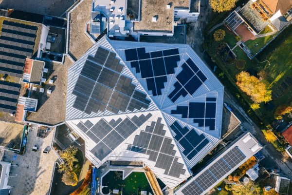 BEMO Stehfalzdach Sanierung am Jordan Badepark Kaufbeuren mit Photovoltaik-Modulen aus der Vogelperspektive.