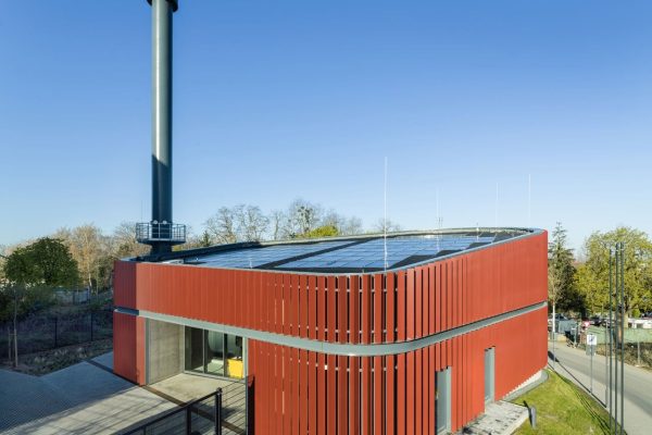 Rotbraune Aluminium-Lamellenfassade von BEMO an der Entega Energiezentrale mit Photovoltaik-Dach.