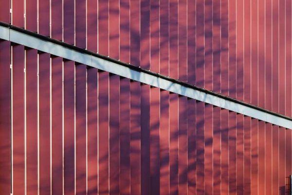 Rotbraune Aluminium-Lamellenfassade von BEMO an der Entega Energiezentrale mit natürlichem Schattenwurf.