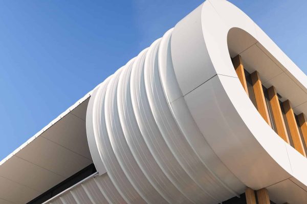 De EnergyHub Venlo mit bombiertem Stehfalz von BEMO