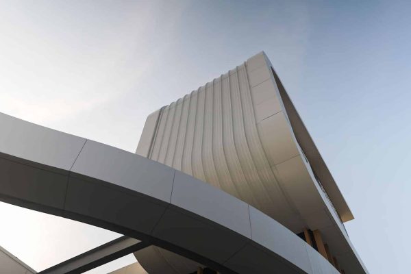 Fließender Übergang vom Dach in die Fassade mit BEMO Stehfalz beim EnergyHub Venlo