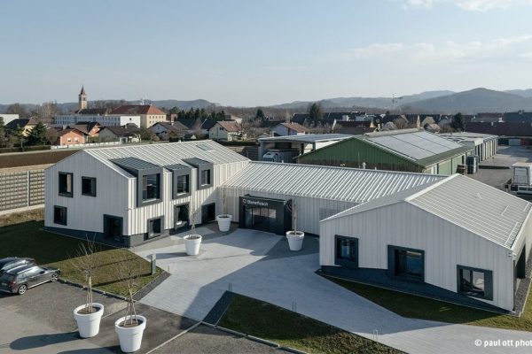 Modernes Bürogebäude Jöbstl mit weißer BEMO Gebäudehülle aus Aluminium und dem Steirerfleisch Schriftzug.