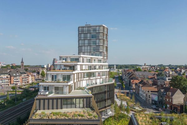 Terrassierte Gebäudestruktur am Roelevard Roeselare mit extensiven Vegetationsflächen und grünen Dachgärten.