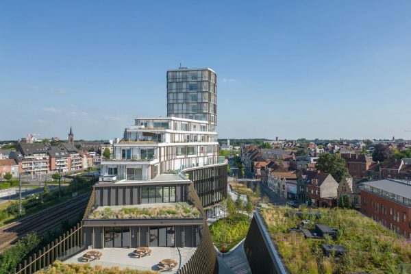 Urbanes Stadtquartier mit begrünten Dachflächen und modernen Aufenthaltsbereichen zur Förderung der Biodiversität.