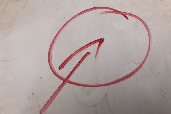 Leckortung Beschädigung Abdichtung auf Folie, markiert durch einen roten Kreis und Pfeil zur präzisen Lokalisierung.