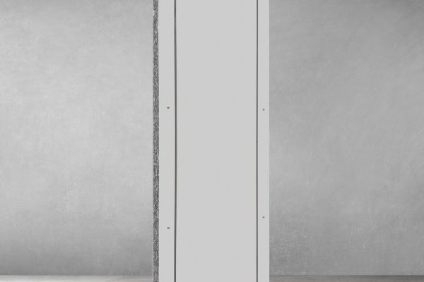 Schlanke Entrauchungsklappe PRIOAIR SD-Slim in Standardausführung freistehend vor einer grauen Wand.