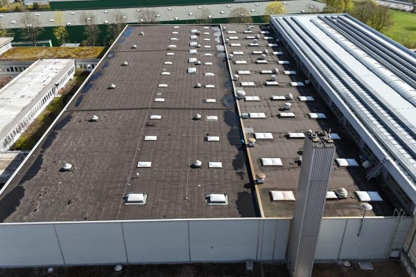 Luftaufnahme der Dachflächen der SBS Ecoclean Gruppe Monschau mit zahlreichen Lichtkuppeln und Belüftungsanlagen.
