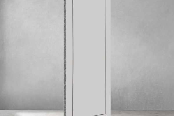 Entrauchungsklappe PRIOAIR SD-Slim mit einteiliger Zarge in schlanker Bauweise vor Betonhintergrund.