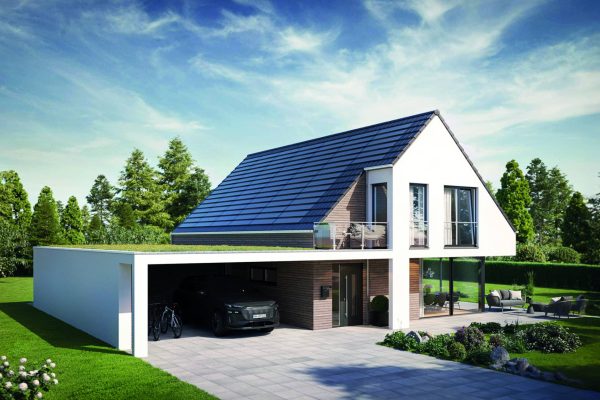Modernes Einfamilienhaus mit weißer Fassade, Carport und BRAAS PV Premium Indach-Solarmodulen in einer Gartenanlage.