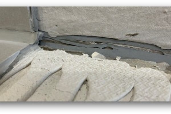 Kapillares Wasser im Belagsaufbau bei bodengleichen Duschen