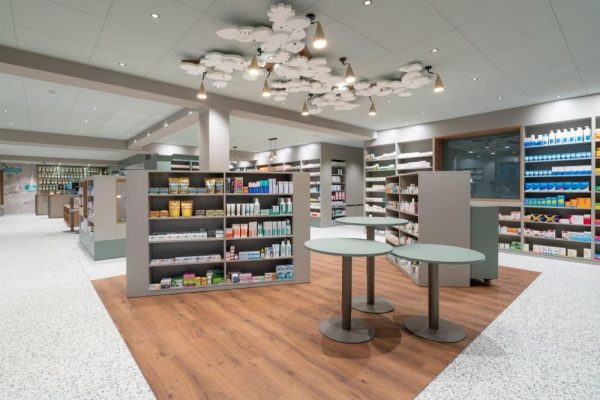 Moderne Apotheke mit Focus Ds Akustikdecke, die durch minimale Fugen und eine glatte Premiumoberfläche überzeugt.